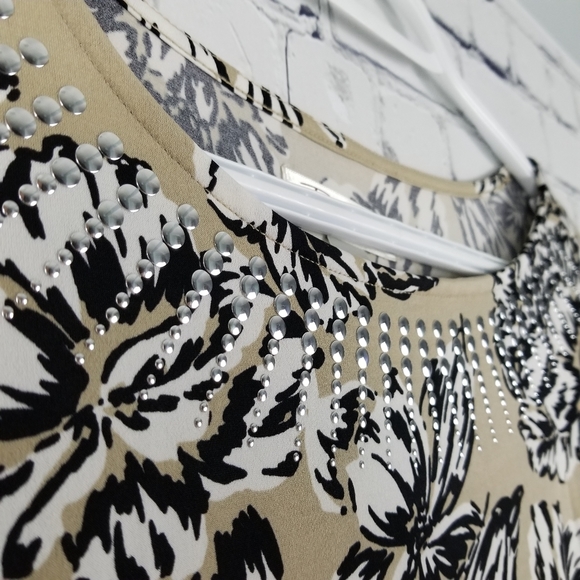 TRADITION | floral embellished neckline blouse - Picture 4 of 8